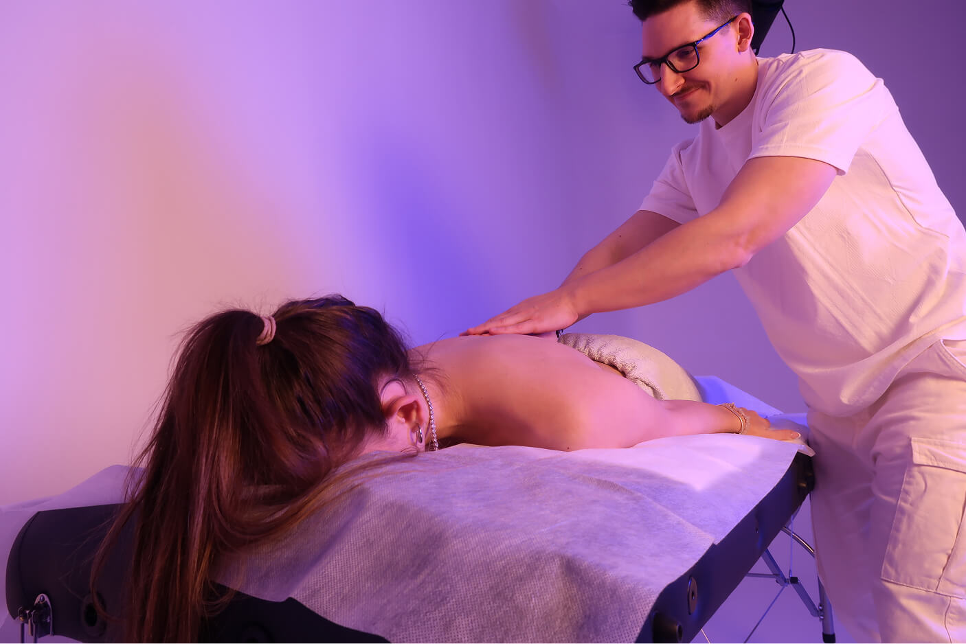 David masszázs közben a XI. kerületi stúdióban